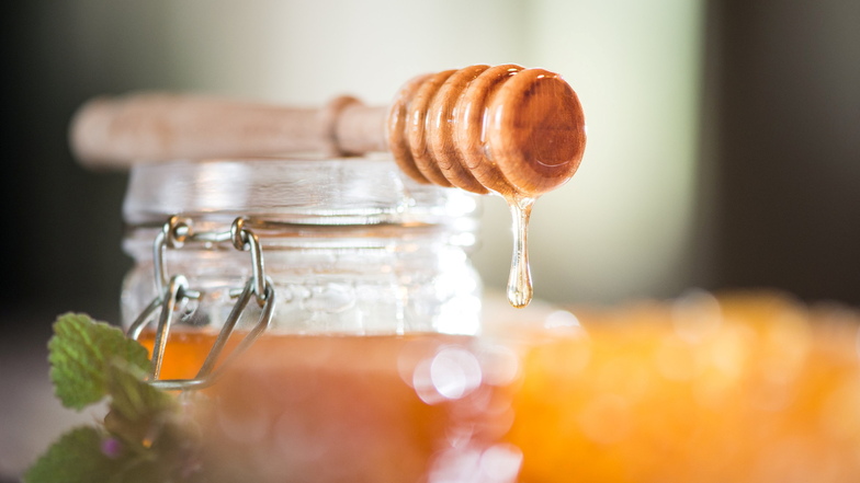 Wie schnell Kristalle im Honig entstehen, hängt vom Traubenzuckergehalt der Sorte ab.