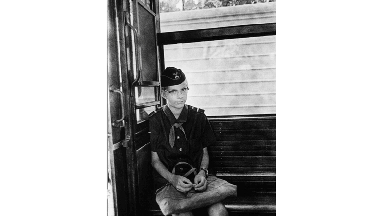 1972 begegnete der Fotografin dieses Kind in der Straßenbahn, das ganz offensichtlich seine Freizeit bei der Pioniereisenbahn verbrachte.