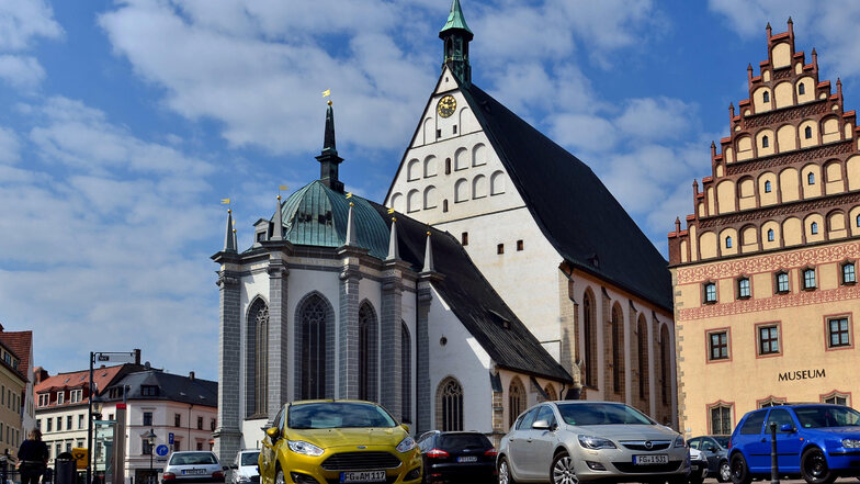 Der Dom zu Freiberg ist die Hauptkirche im Kirchenbezirk. Dieser kann drei Vertreter in die Landessynode entsenden.