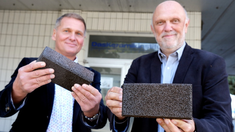 Geschäftsführer Jens Petzold (links) und Rüdiger Köhler sind mit ihrem wasserdurchlässigen Keramikziegel in Produktion gegangen.