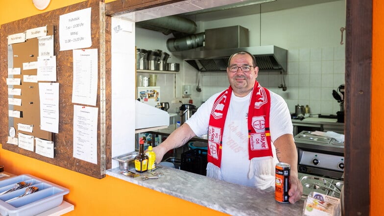 "EssBar"-Inhaber Mario Wollny ist großer Leverkusen-Fan und bekochte einst Rainer Calmund oder Ulf Kirsten.