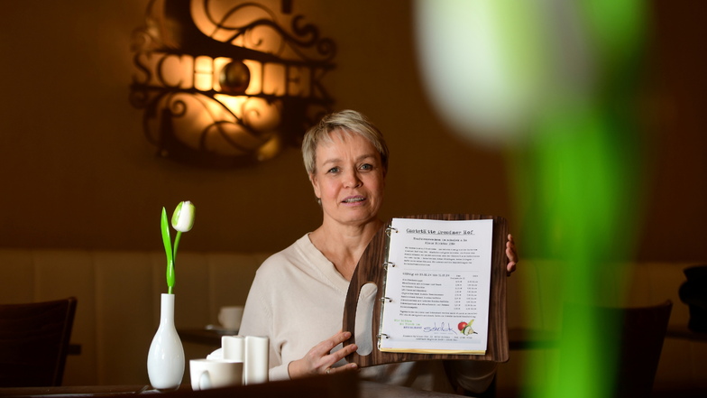 Kathrin Scholz vom "Dresdner Hof" in Zittau serviert in ihrem Restaurant "Scholek" vorübergehend nach einer Speisekarte ihres Vaters von 1984 - so kalkuliert, dass sie keine Steuer bezahlen muss.