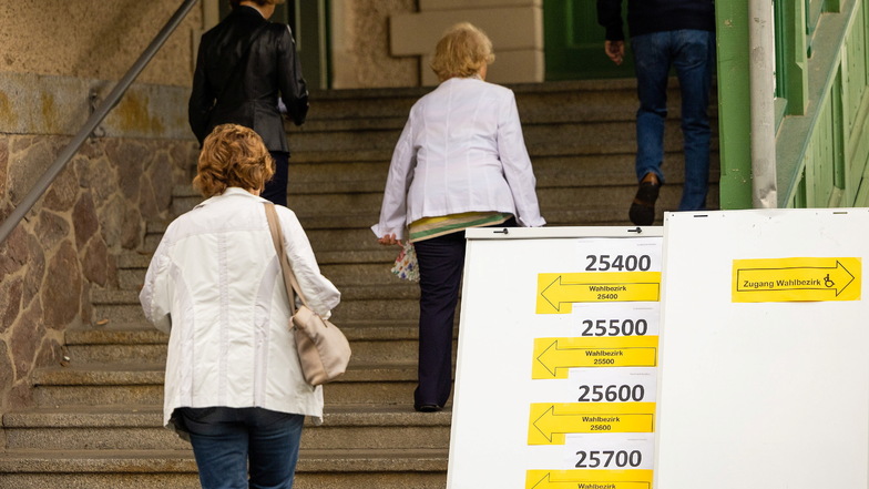 Wähler geben in Dresden ihre Stimme für den zweiten Wahlgang der Oberbürgermeisterwahl ab.