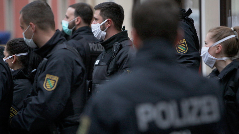 Polizeieinsatz bei der Corona-Demo am 13. Mai 2020 in Pirna. "Man kann sich nicht vom Staat gut versorgen lassen, ihn dann aber angreifen."