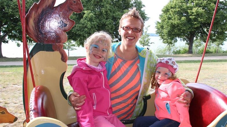 Schön nostalgisch ist dieses Kinderkarussell, das Heiko Fichter auf der Strandpromenade aufgebaut hatte. Monja Krause freute sich, dass ihre Tochter Luana (r.) und deren Cousine Helena ihren Spaß beim Fahren in der hölzernen Gondel hatten.