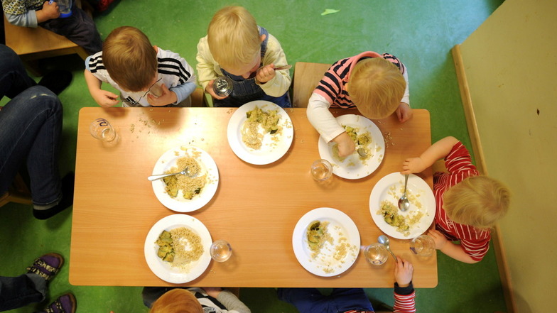 Für die Mittagsversorgung ihrer Kinder müssen Mütter und Väter in Dresden mehr zahlen.