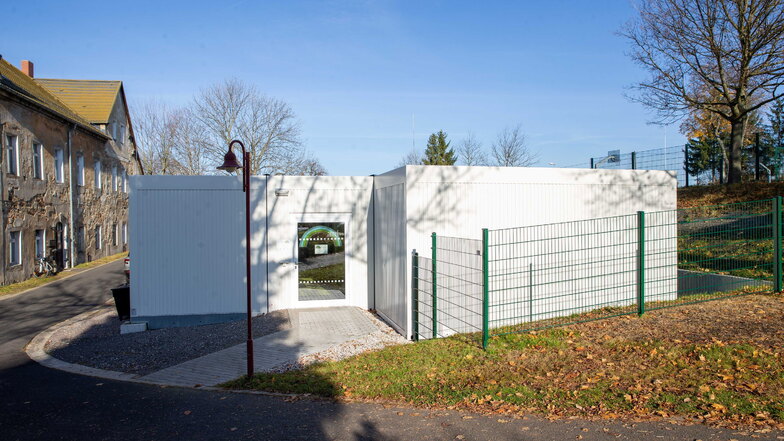 Der Hort der Pretzschendorfer Grundschule nutzt die Containeranlage unterhalb der Turnhalle.