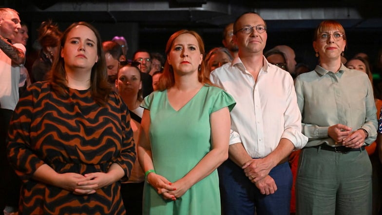 Betretene Gesichter bei den Grünen auf der Wahlparty in Dresden: Grünen-Vorsitzende Ricarda Lang und das Spitzenkandidaten-Trio Franziska Schubert, Wolfram Günther und Katja Meier.