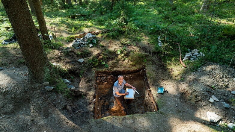 Sächsische Archäologen finden im Erzgebirge den bisher ältesten Bergbau Europas. Die Bergleute kamen viel früher als bisher geglaubt. Und es waren viele, erklärt der Montanarchäologe Matthias Schubert beim exklusiven Grabungstermin mit der SZ.