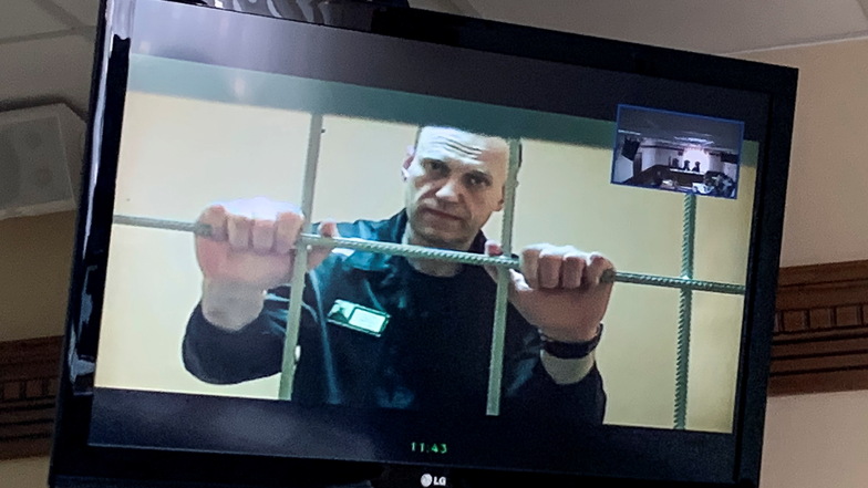 Alexej Nawalny, russischer Oppositionspolitiker, wird in einem Gerichtssaal per Videoverbindung aus dem Gefängnis zugeschaltet und ist auf einem Bildschirm zu sehen.
