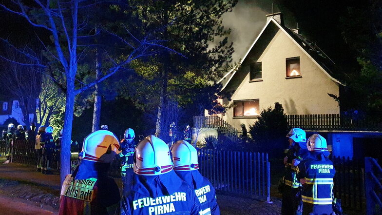 Hüfthoch loderten die Flammen in einer Wohnstube eines Einfamilienhauses in Pirna-Copitz.