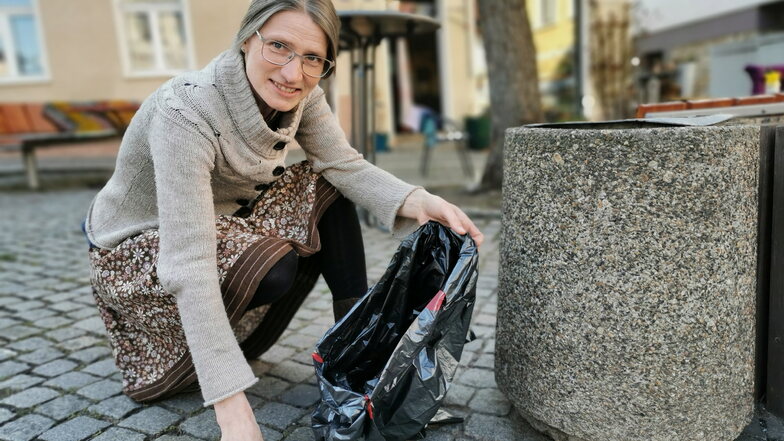Kati Kamprad aus Haselbachtal ist Lehrerin an einer Kamenzer Förderschule. Täglich läuft sie vom Arbeitsplatz durch die Stadt bis zum Bahnhof. Der viele Müll am Straßenrand stört sie. Deshalb hat sie die Müllsammelaktion für Kamenz angeregt.