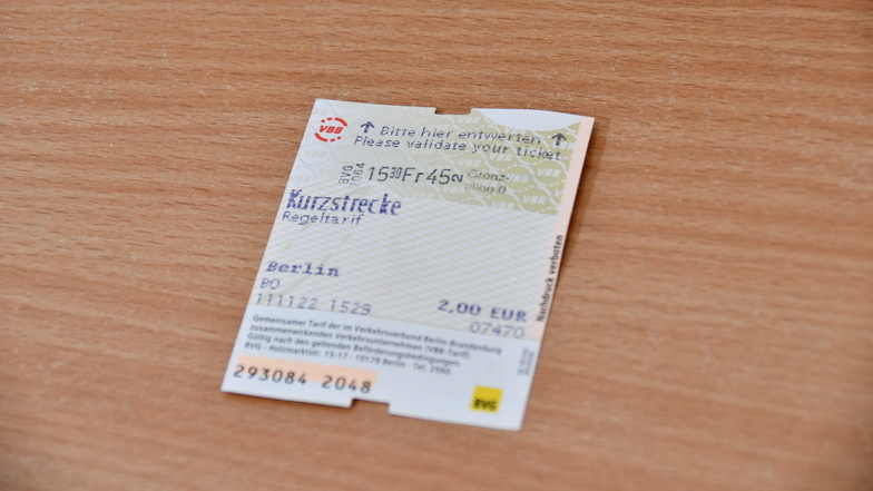 Die Berliner Verkehrsbetriebe weisen ihre Fahrgäste auch in englischer Sprache darauf hin, dass sie das Ticket entwerten müssen.
