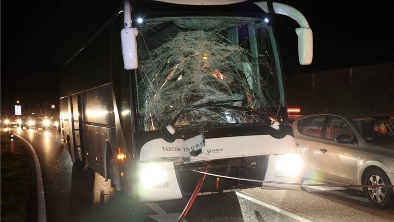 Der Busfahrer wurde bei dem Zusammenstoß verletzt und kam ins Krankenhaus.