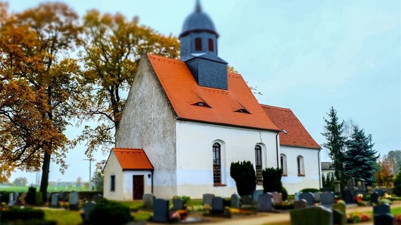 Klein, aber fein: Das Gotteshaus in Steinbach stammt vermutlich aus dem 13. Jahrhundert und zählt zu den ältesten Dorfkirchen Ostsachsens.