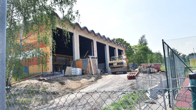 An der einstigen Schulturnhalle in Bannewitz wird umgebaut. Hier wird Platz für Mensa und neue Klassenzimmer.
