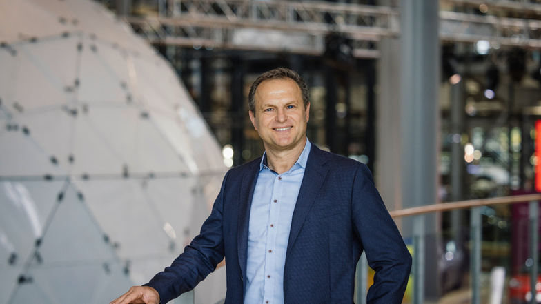Martin Goede ist seit Oktober 2022 Standortleiter der Gläsernen Manufaktur von Volkswagen in Dresden.