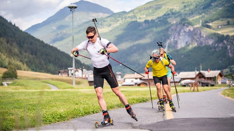 Auf Skirollern trainiert Justus Strelow (l.) vor dem beeindruckenden Panaroma von Bormio beim Lehrgang der deutschen Biathleten.