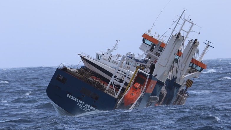 Das niederländische Frachtschiff Eemslift Hendrika treibt am 5. April ohne Besatzung vor Norwegen. Das Schiff hat rund 350 Tonnen Schweröl und 50 Tonnen Diesel an Bord.