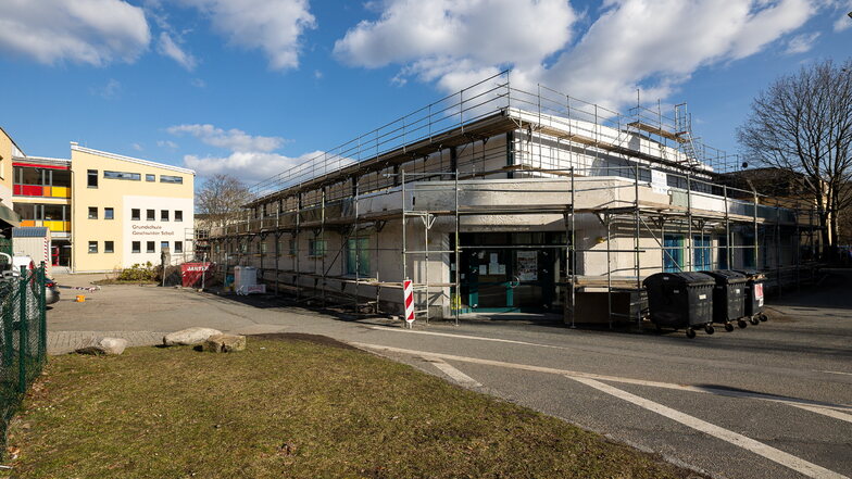 Derzeit wird die Turnhalle in Hainsberg mit Solartechnik ausgestattet, demnächst kommt ein Anbau hinzu.