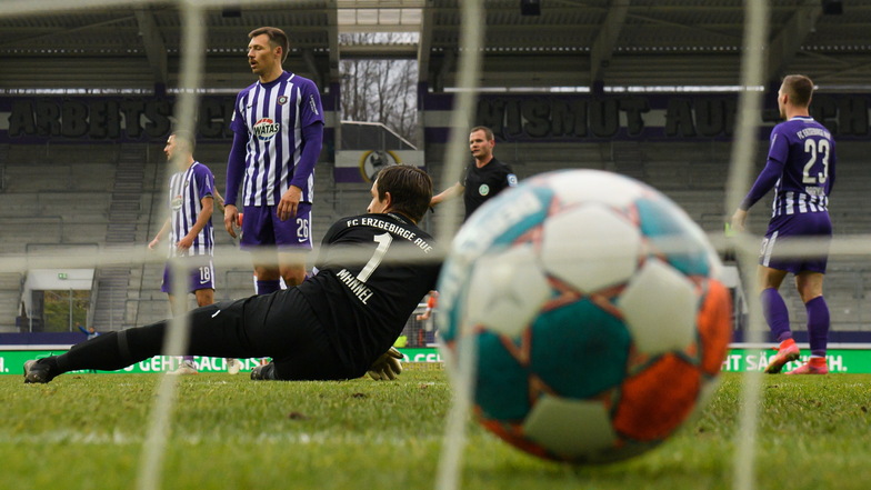 Aues Torwart Martin Männel liegt nach dem Tor zum 0:1 am Boden. Am Ende verlieren die Veilchen das Spiel gegen Darmstadt 1:2.