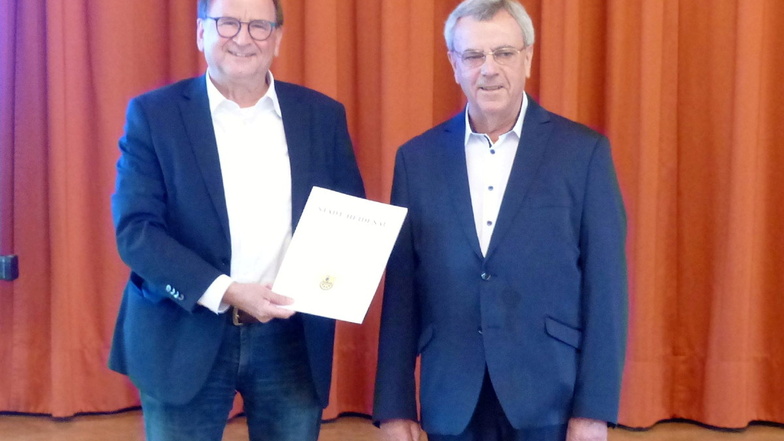Werner Guder (r.) erhielt zur Juni-Stadtratssitzung von Bürgermeister Jürgen Opitz (CDU) die Urkunde als Heidenauer Ehrenamtspreisträger dieses Jahres.