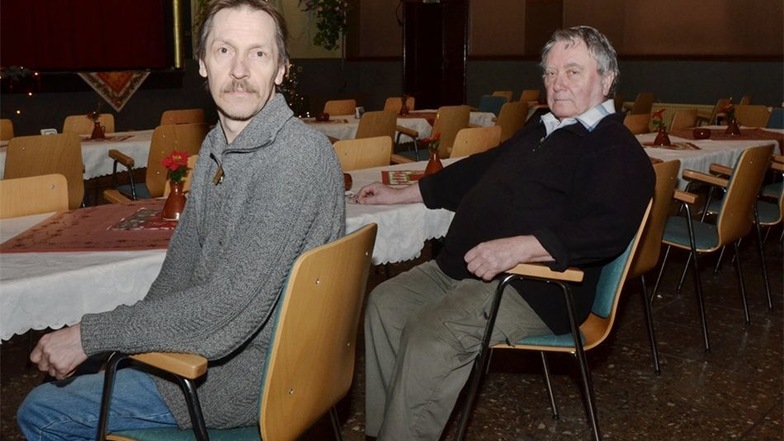 Allein im leeren Kinosaal. Die Betreiber Ingolf Schulz (links) und Helmut Fechner wollen weiter Filme zeigen, aber das soll ihnen verwehrt sein.
