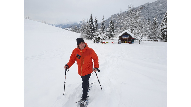 Naturpark-Ranger Robert Pulvermacher nimmt Gäste mit zur Schneeschuhwanderung am Fuße der Gailtaler Alpen.