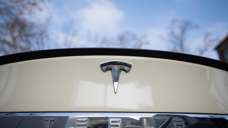Das Logo des Tesla Model S,  von Martin Doll. Der Taxifahrer will nun auf ein Hybridauto umsteigen. 