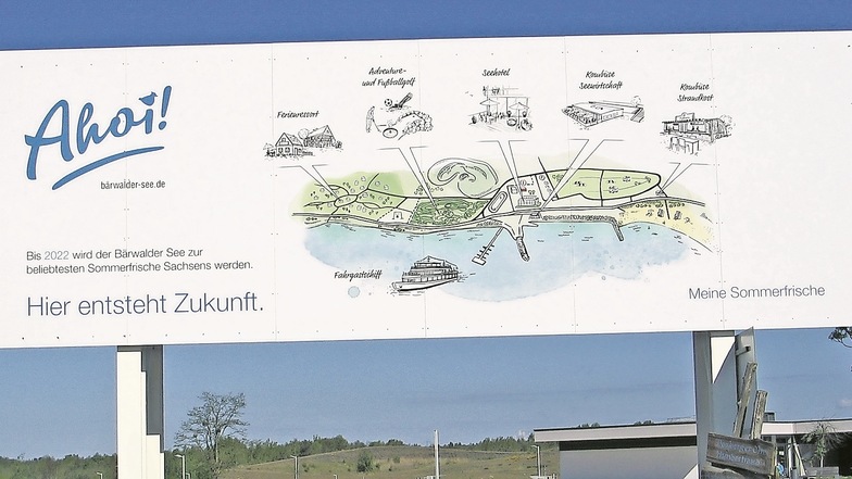 Noch steht sie die Werbetafel am Boxberger Ufer, wo bis 2022 „Sachsens beliebteste Sommerfrische“ entstehen sollte. Doch die Pläne sind gescheitert.