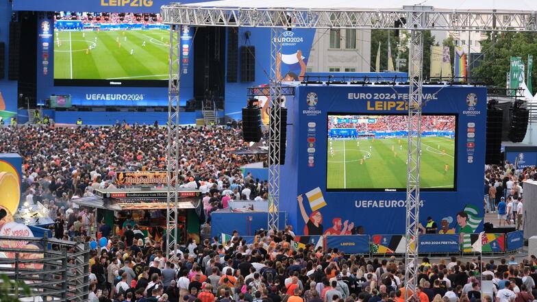 Zahlreiche Fans verfolgten die Partie zwischen der Niederlande und Frankreich auf dem Augustusplatz in Leipzig.