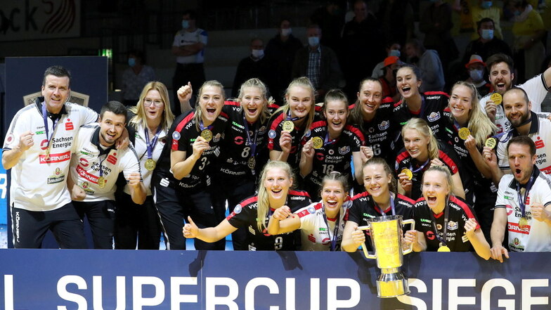 Da sind sie, Dresdens strahlende Supercup-Siegerinnen mit ihrem Trainer- und Betreuerteam. Zum zweiten Mal holen die DSC-Volleyballerinnen diesen Titel.