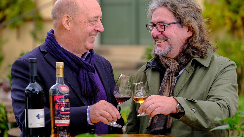 Weingut-Chef Jörg Hahn (l.) und Frank Leichsenring, Gründer der Dresdner Whisky Manufaktur, stoßen mit 2018er Cabernet Rot und der neuen Whiskykreation aus dem Rotweinfass an.