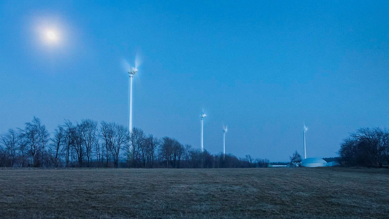Diese Windanlagen stehen bei Hennersdorf. Um geplante Neubauten gibt es große Diskussionen.