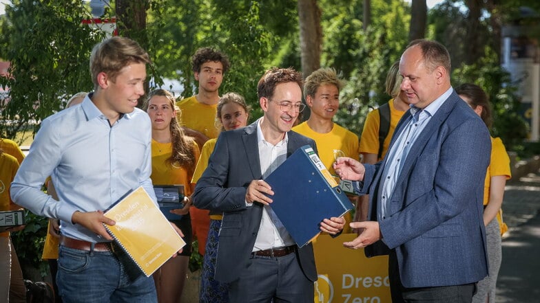 Die Klimainitiative Dresden Zero um Christoph Röllig (M.) und Moritz Piepel (l.) hat Ende Juni die Unterschriften des Bürgerbegehrens an Oberbürgermeister Dirk
Hilbert übergeben.