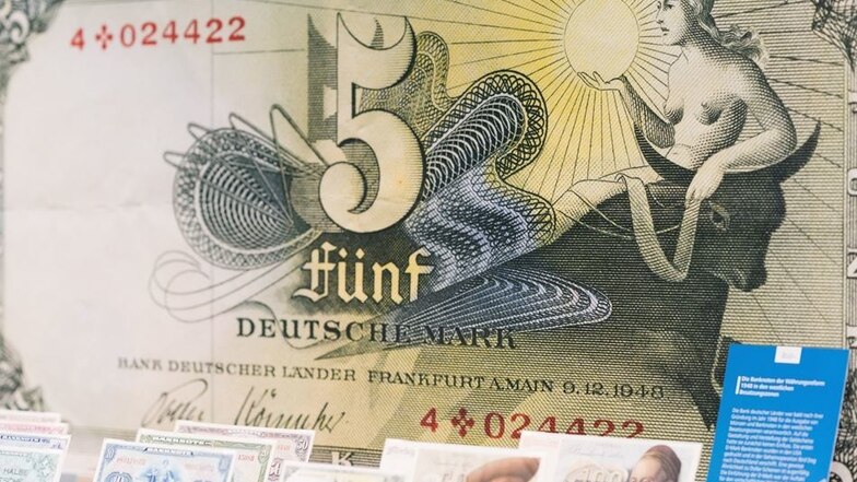 In der Ausstellung „Geld – eine Zeitreise“ im Lichthof des Sächsischen Staatsministeriums der Finanzen sind einige D-Mark-Raritäten zu finden. Fotos (2): Ronald Bonss