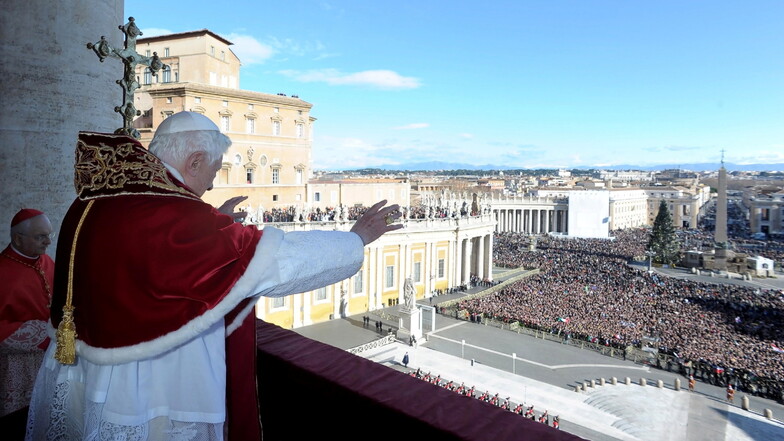 25.12.2011: Papst Benedikt XVI. erteilt den Segen "Urbi et Orbi" während der Weihnachtsansprache vom Balkon des Petersdom.