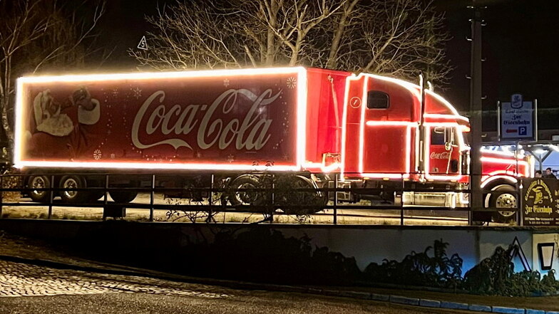 Coca-Cola-Weihnachtstrucks sind aktuell wieder auf dem Weg. Am 12. Dezember machte einer davon eine kurze Rast im Kamenzer Ortsteil Wiesa - und Jens Würtenberger ein Foto davon.