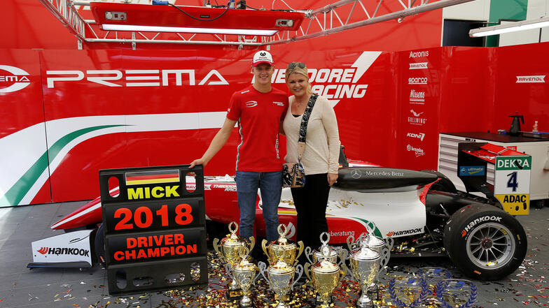 Ehefrau und Sohn: Corinna und Mick Schumacher, der seinem Vater erfolgreich nacheifert.
