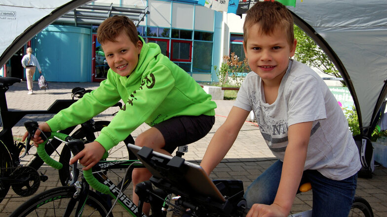 Lorenz Thauer (hinten) und sein Bruder Georg
haben sich am
ersten „Triathlon-Kids-Tag“des SSV Hoyerswerda
beteiligt – erst auf der Rolle, dann im Wasser.