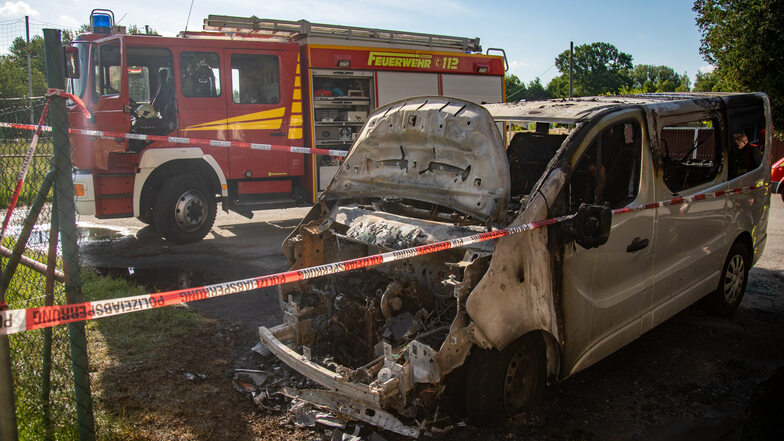 Der Kleinbus, der in der Nacht zu Dienstag in Bischofswerda brannte, ist nur noch Schrott.