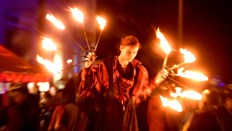 Kathi aus Zittau war mit ihrer Feuershow in Neugersdorf mit dabei.