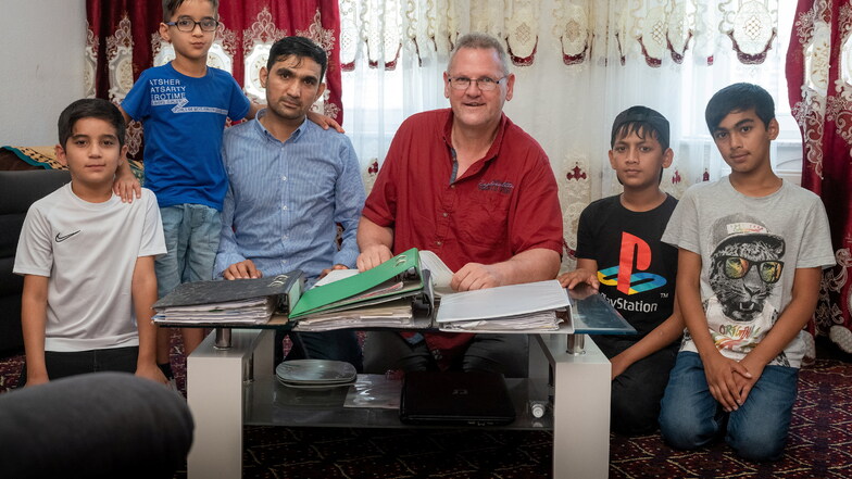 Bundeswehrreservist Hans-Jürgen Domani betreut Mohammad Abdullah, der in Afghanistan für die Deutschen gearbeitet hat. Die Familie mit vier Söhnen ist jetzt in Sachsen in Sicherheit.