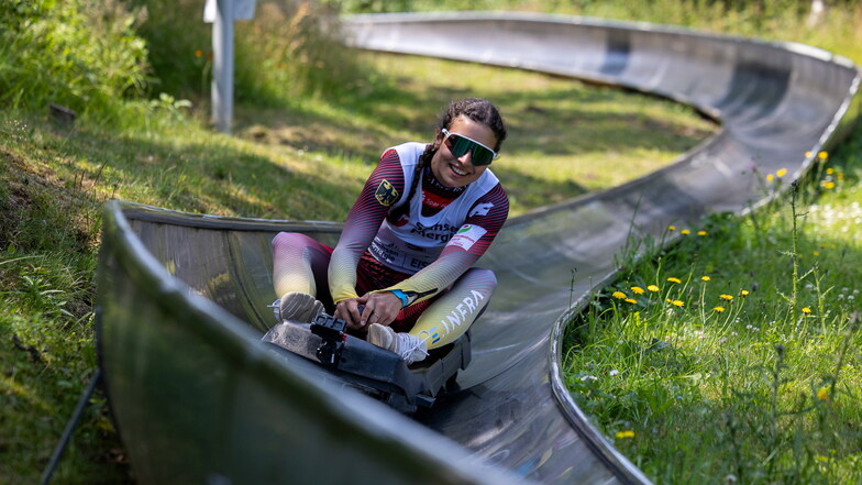 Beim Gaudi-Wettbewerb an der Sommerrodelbahn trat Rennrodlerin Jessica Degenhardt im Wettkampf-Outfit an.