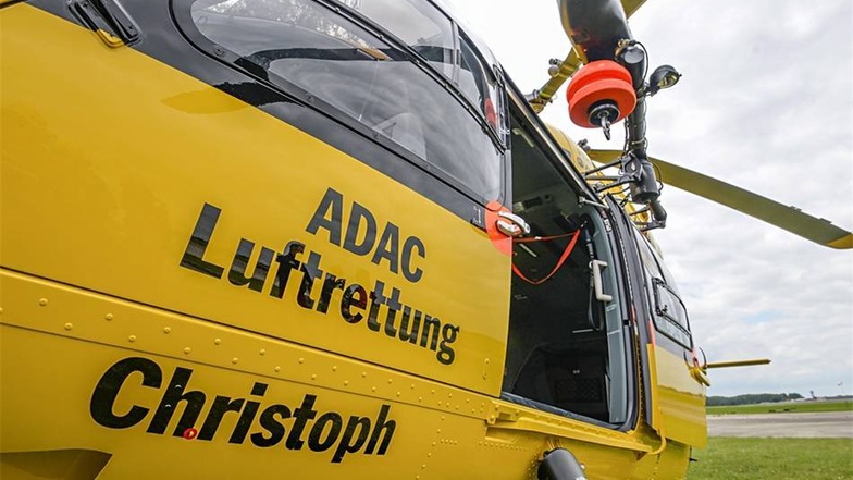 Piloten der ADAC Luftrettung, Notärzte und Rettungssanitäter haben sich in Bautze  mit dem neuen Rettungshubschrauber vertraut gemacht.