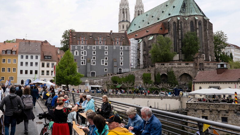 Wo sich an diesem Wochenende Festteilnehmer ihre frischen Piroggen auf der Altstadtbrücke in Görlitz/Zgorzelec schmecken ließen, trennte vor 25 Jahren noch die Neiße beide Städte.