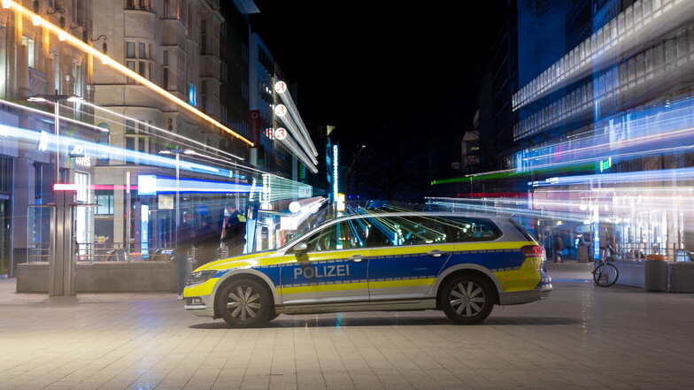 Ein Polizeifahrzeug steht am späten Abend nach Beginn der Ausgangsbeschränkungen in der Innenstadt von Hannover.