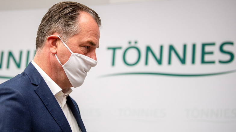 Clemens Tönnies ist geschäftsführender Gesellschafter bei Deutschlands größtem Schlachtbetrieb. Das Unternehmen geht bislang davon aus, dass Beschäftigte das Virus etwa aus Heimaturlauben in Osteuropa mitgebracht haben könnten.