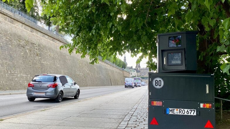 Grauer Kasten auf dem Terrassenufer in Dresden: Was es mit diesem Anhänger auf sich hat
