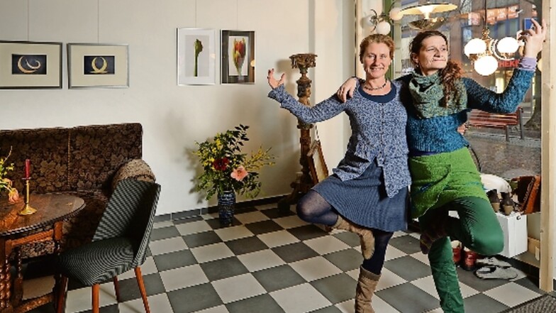Sabine Claus (l.) bietet Yogastunden an. Tabea Feldmann verkauft Second-Hand-Mode. Und das ist längst nicht alles im Testladen, den sie für einen Monat bezogen haben.